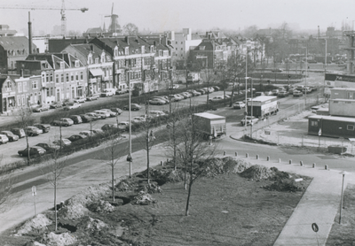 862516 Gezicht op het parkeerterrein aangelegd op het gedempte deel van de Stadsbuitengracht tussen de Nieuwekade en de ...